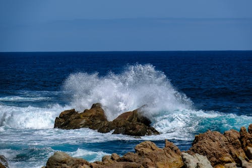 Free Breaking waves Stock Photo