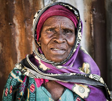 一位戴着活力头巾的老年女性特写肖像，展现了智慧与韧性