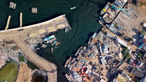 бесплатная Аэрофотосъемка города у водоема Стоковое фото