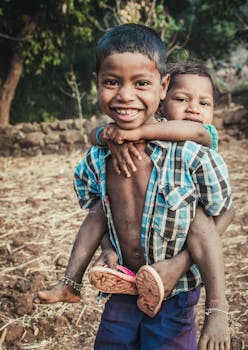 在图阿穆尔兰普尔，微笑的印度兄弟姐妹在户外享受玩耍时光，展示着爱与幸福