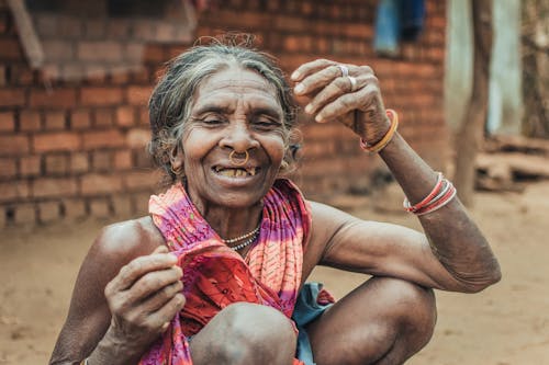 Gratis Wanita Dengan Cincin Hidung Warna Emas Tersenyum Foto Stok