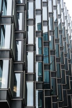 大伦敦未来派建筑立面的动态特写，展现了其几何图案与现代设计