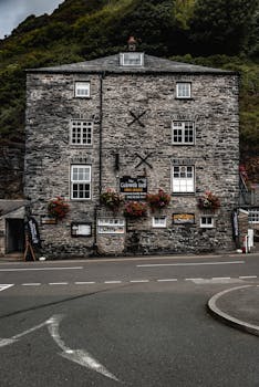 这座迷人的石制建筑配有篮子和复古标志，非常适合旅行和建筑主题