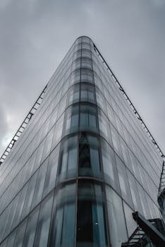 低角度拍摄的伦敦现代玻璃摩天大楼，天空多云