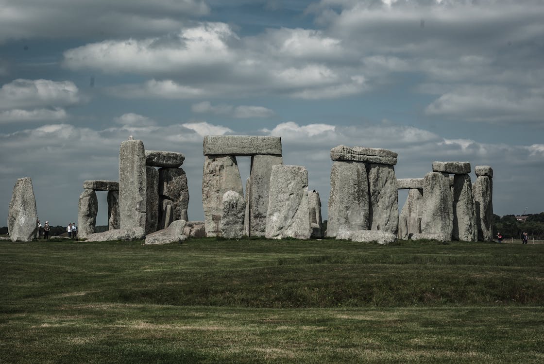 Free Stonehenge under a dramatic sky, capturing the ancient essence of this iconic monument. Stock Photo