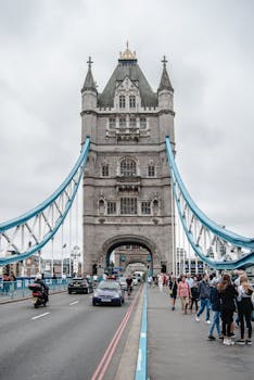 伦敦塔桥的景观向游客展示了其标志性建筑和繁华景象