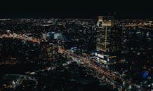 胡志明市的夜景鸟瞰图令人惊叹，明亮的摩天大楼与繁华的街道交相辉映