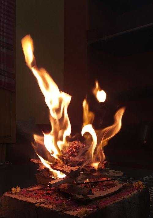 Free Captivating image of vibrant flames from a small indoor campfire, perfect for cozy fire-themed content. Stock Photo