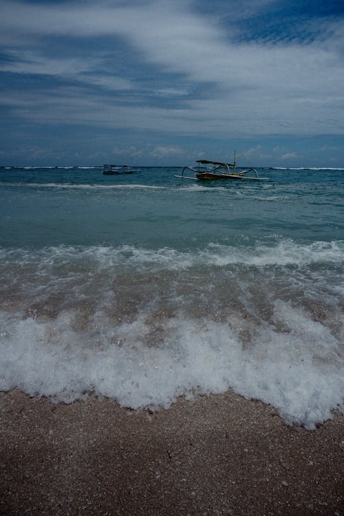 Fotobanka s bezplatnými fotkami na tému breh, burácanie vln, člny