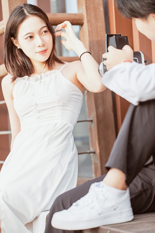 Gratis lagerfoto af asiatisk kvinde, hvid kjole, kamera