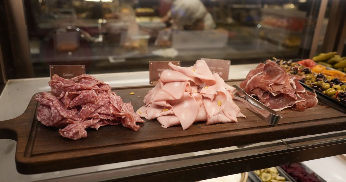 Mezeluri italiene tradiționale: salami, mortadella și prosciutto