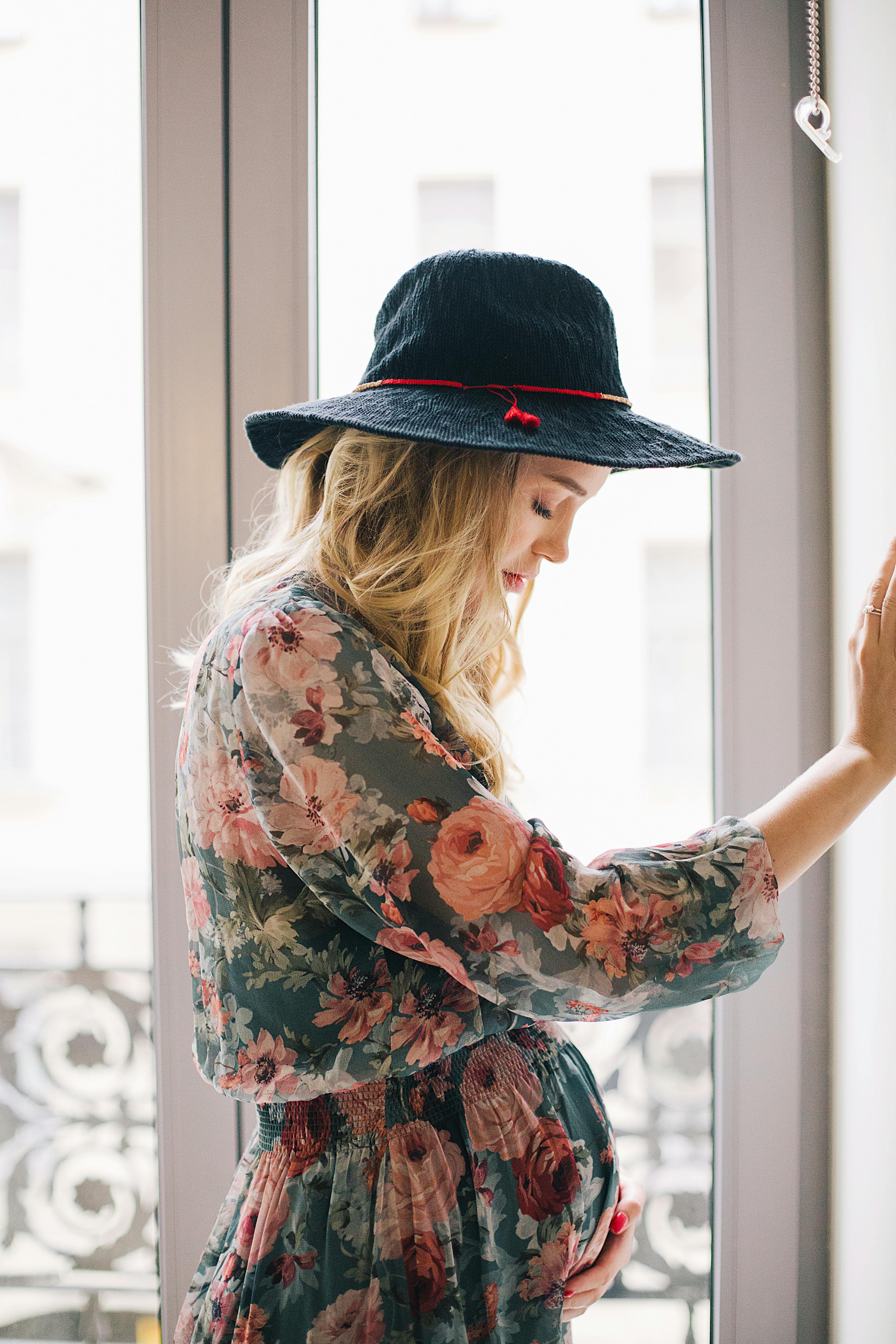 Pregnant woman in floral long-sleeved dress. | Photo: Pexels