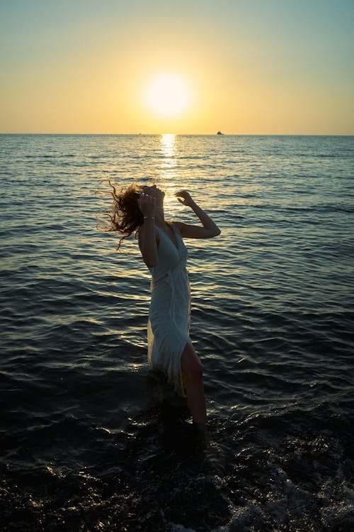 Бесплатное стоковое фото с beach sunset, golden sunset, portrait
