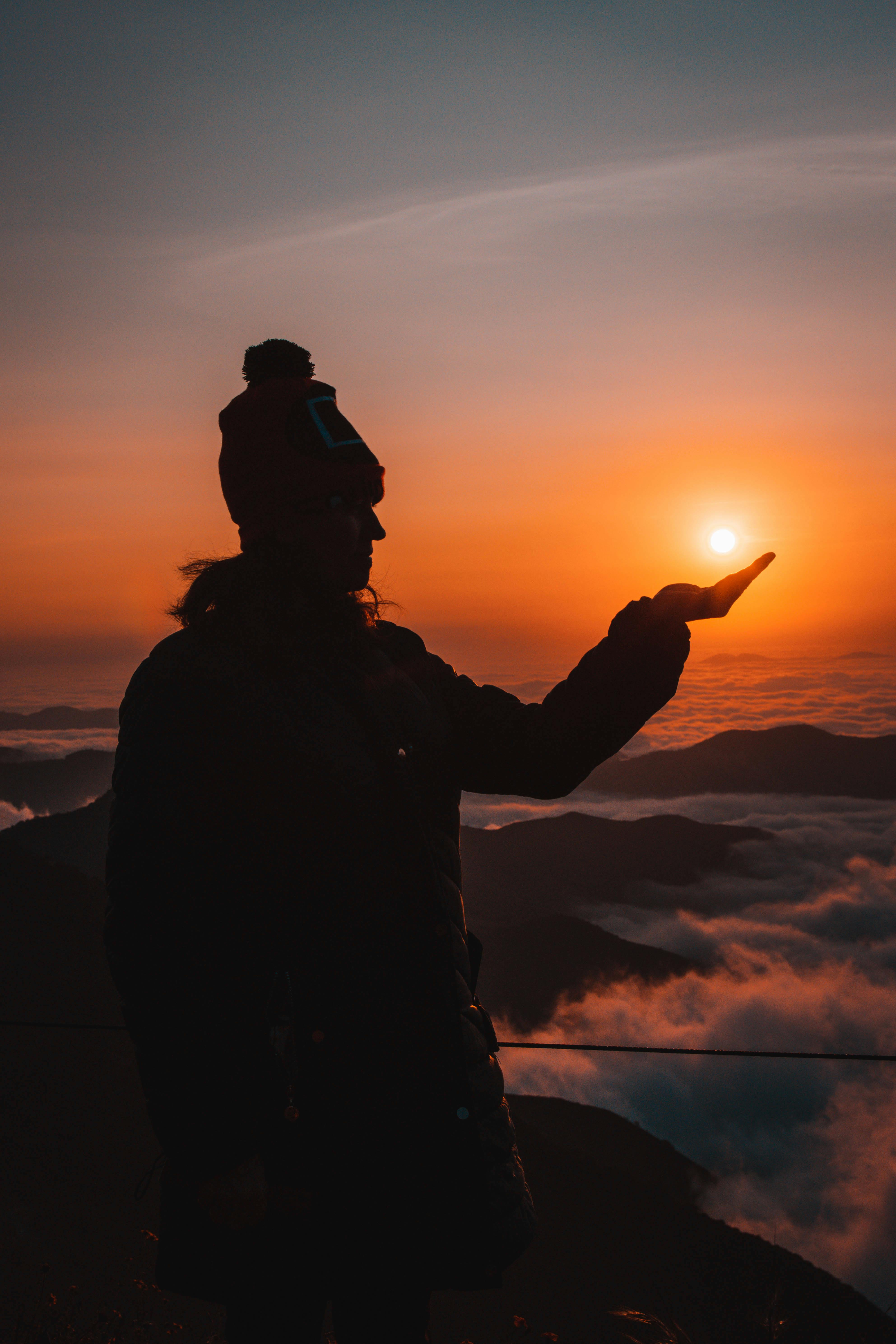 A person standing on top of a hill at sunset photo – Free Cape town Image  on Unsplash