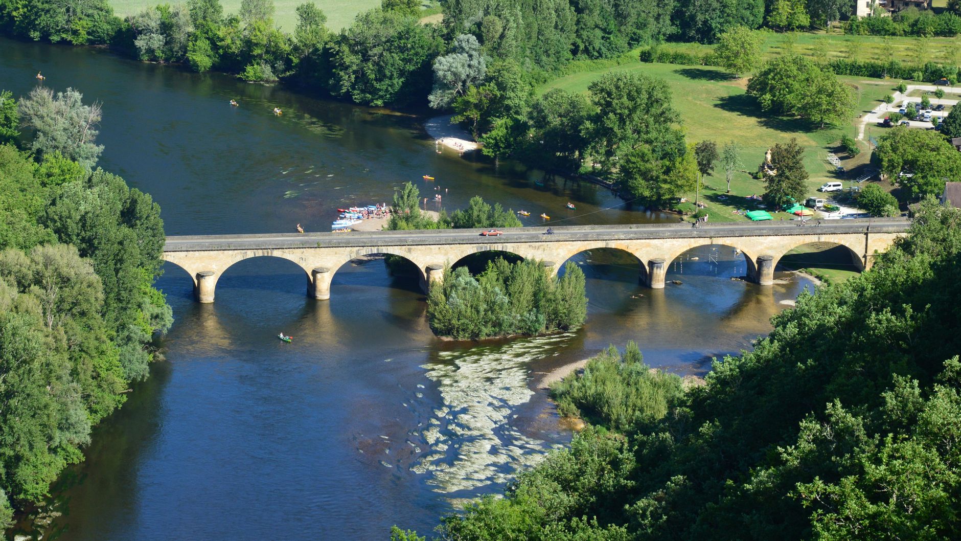 Prachtig luchtbeeld van een stenen brug over de Dordogne rivier in de zomer.