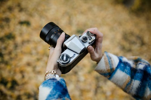 Fotobanka s bezplatnými fotkami na tému človek, držanie, fotoaparát