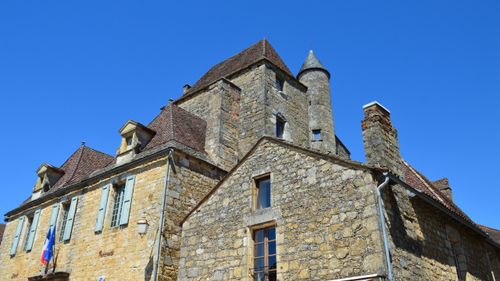 Free Historic stone château with French flag under a clear blue sky, showcasing timeless architecture. Stock Photo