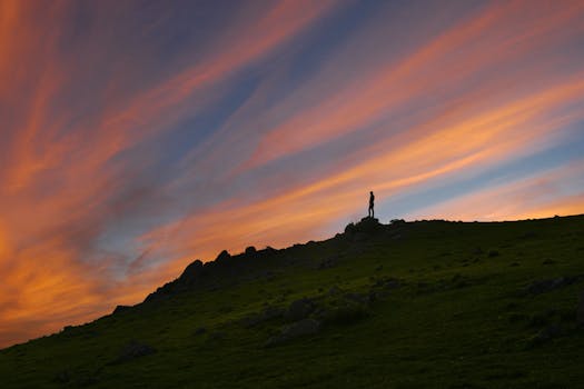 在土耳其科尔根五彩缤纷的暮光天空映衬下，那令人惊叹的轮廓捕捉到了大自然的美丽