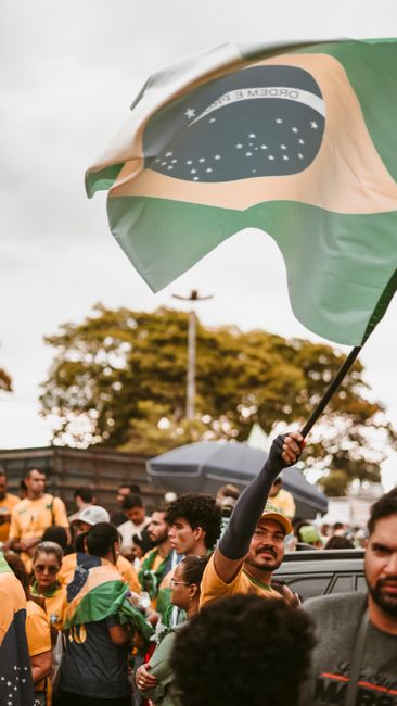Fotomural Multitud sosteniendo una bandera brasileña en una manifestación pacífica.