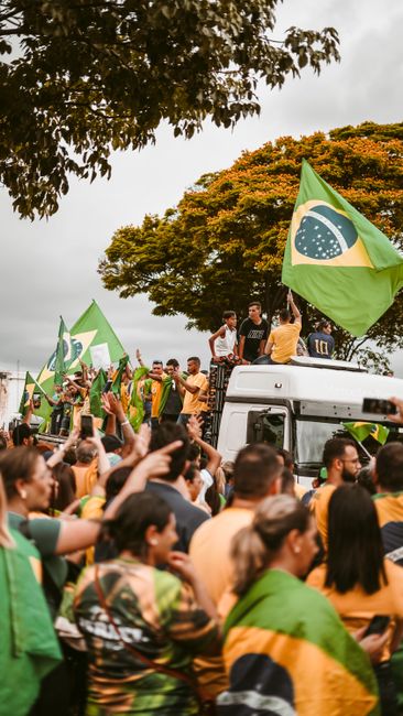 Fotomural Una manifestación pacífica en Brasil con personas sosteniendo banderas nacionales.