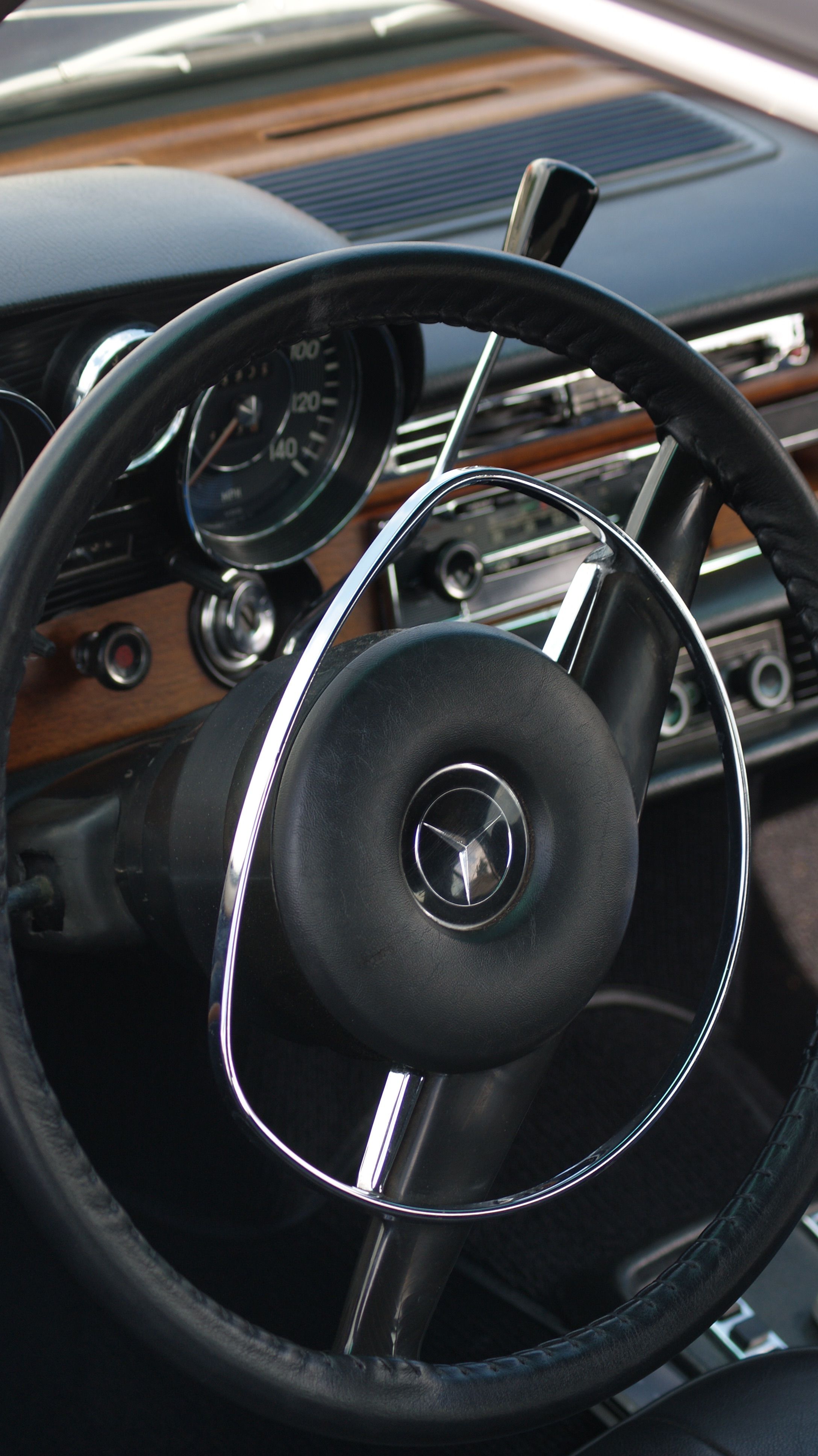 Smiling Benz Front of a Mercedes-Benz W123 · Free Stock Photo