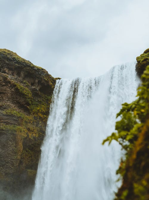 Бесплатное стоковое фото с skogafoss, вертикальный выстрел, водопад