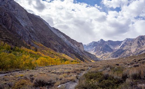 Free Explore the stunning fall foliage and vibrant mountain scenery at McGee Creek, California. Stock Photo