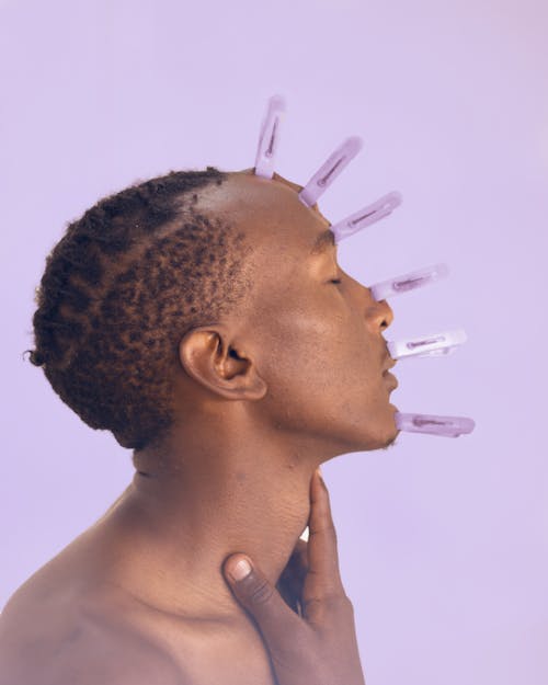 Kostenloses Stock Foto zu afroamerikanischer mann, augen geschlossen, gesicht
