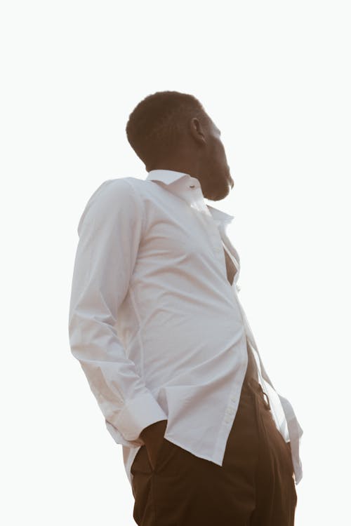 Darmowe zdjęcie z galerii z biała koszula, brązowe spodnie, czarnoskóry