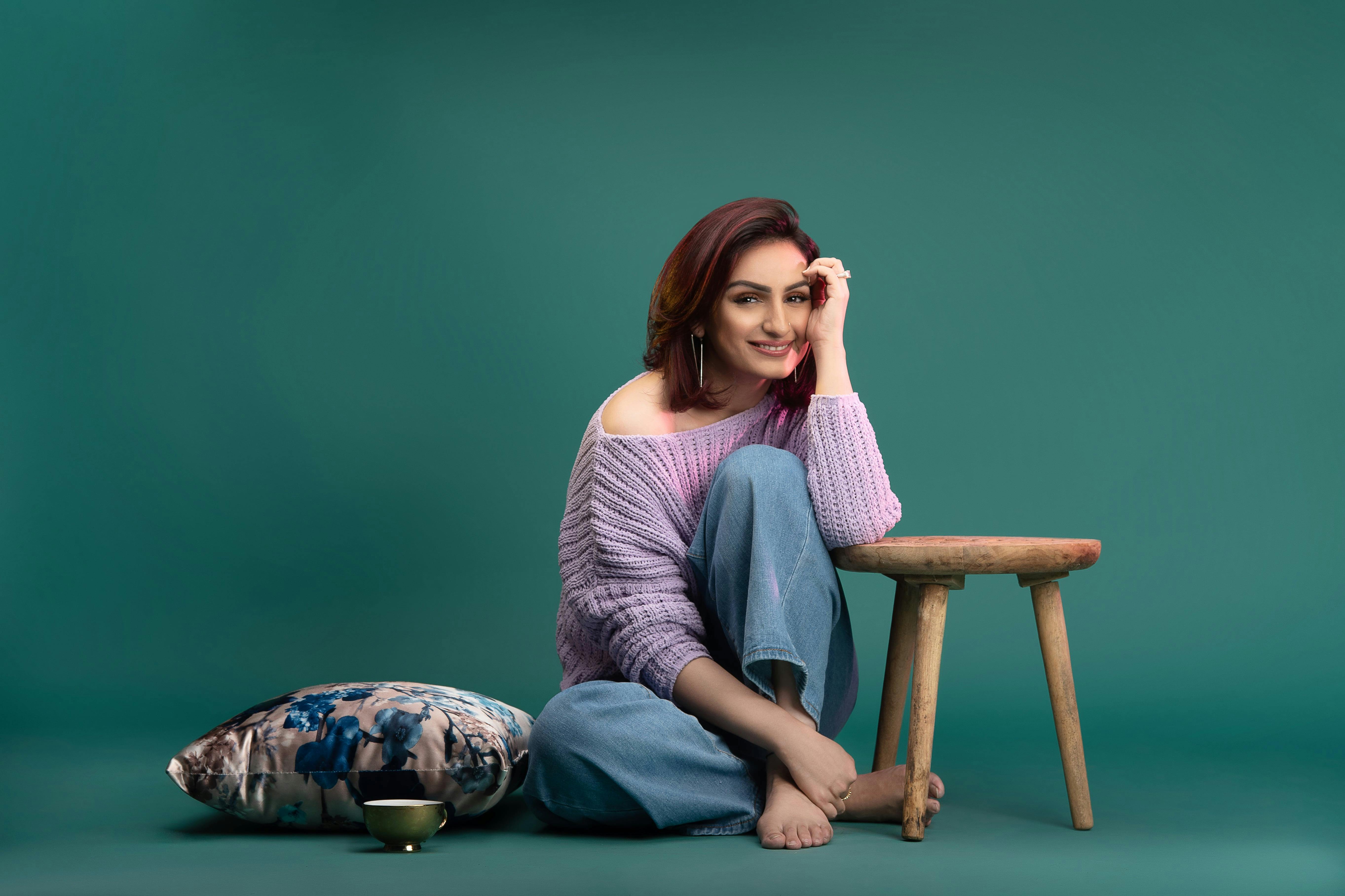 Photo libre de droit de Heureuse Femme Assise Sur Une Chaise Avec Guitare  banque d'images et plus d'images libres de droit de Adulte - Adulte,  Ameublement, Art du spectacle - iStock