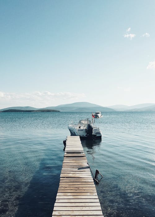 Gratis stockfoto met kust, motorboot, pier