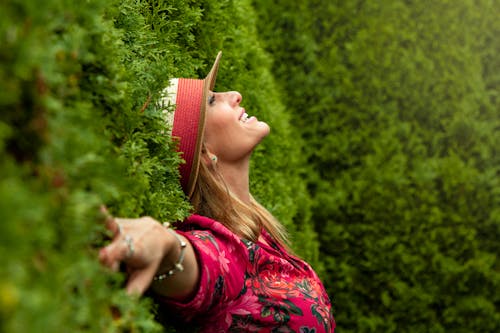 Vrouw In Rood Bloemenoverhemd Die Op Grasveld Liggen