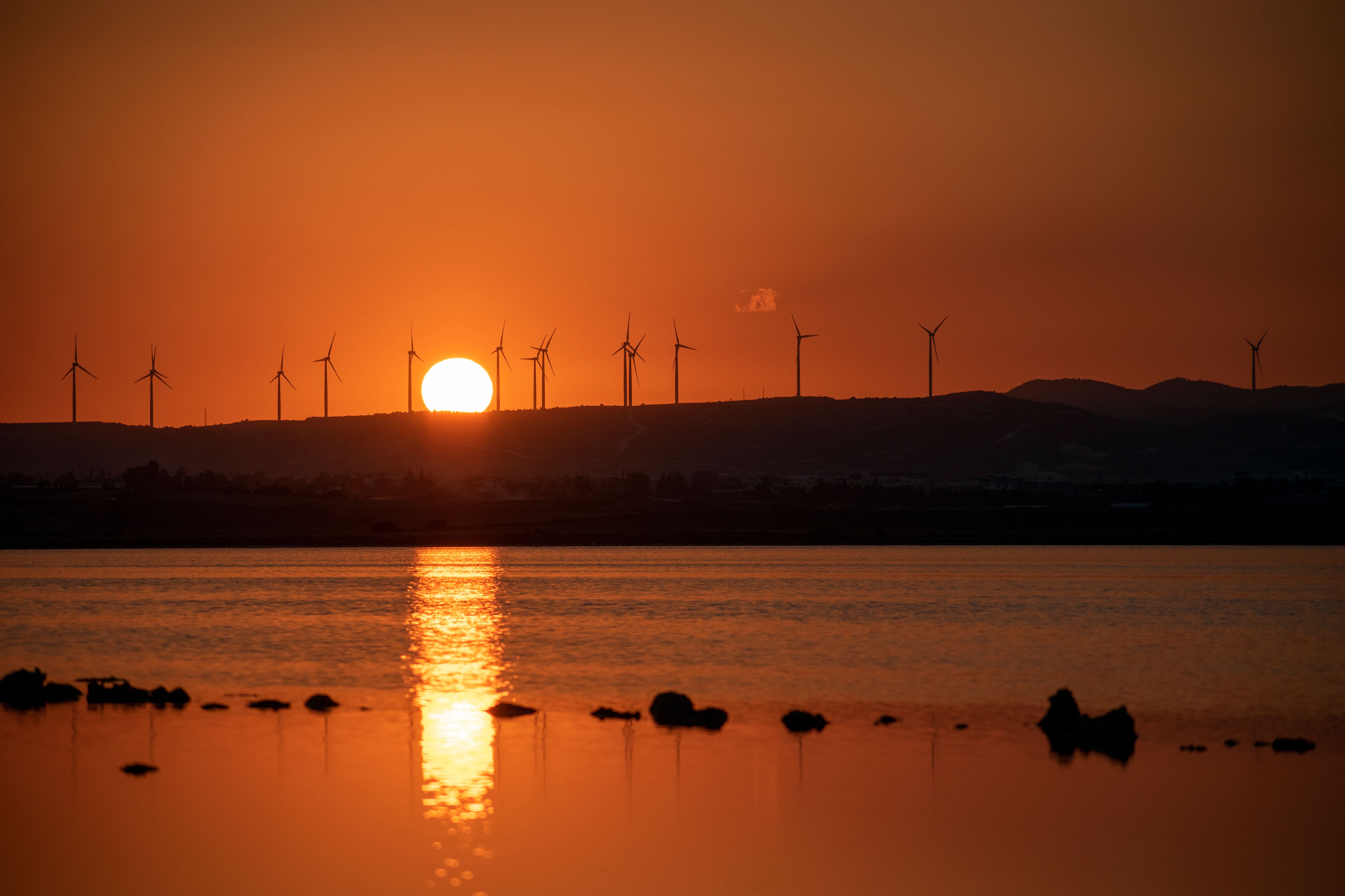 Photovoltaikfeld bei Sonnenuntergang