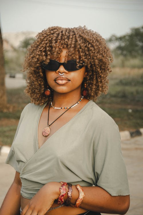 Gratis lagerfoto af afrikansk kvinde, afro, krøllet hår