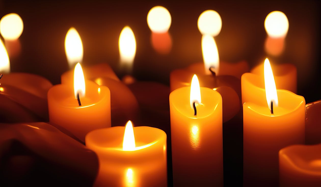 Close-Up Shot of Lighted Candles · Free Stock Photo