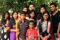 这张户外拍摄的幸福家庭合影中，成员们年龄各异，衣着充满活力