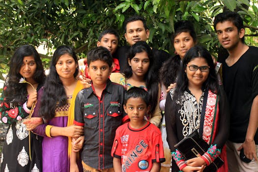 这张户外拍摄的幸福家庭合影中，成员们年龄各异，衣着充满活力