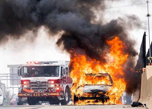 Základová fotografie zdarma na téma hasiči, hasičské auto, hořící auto