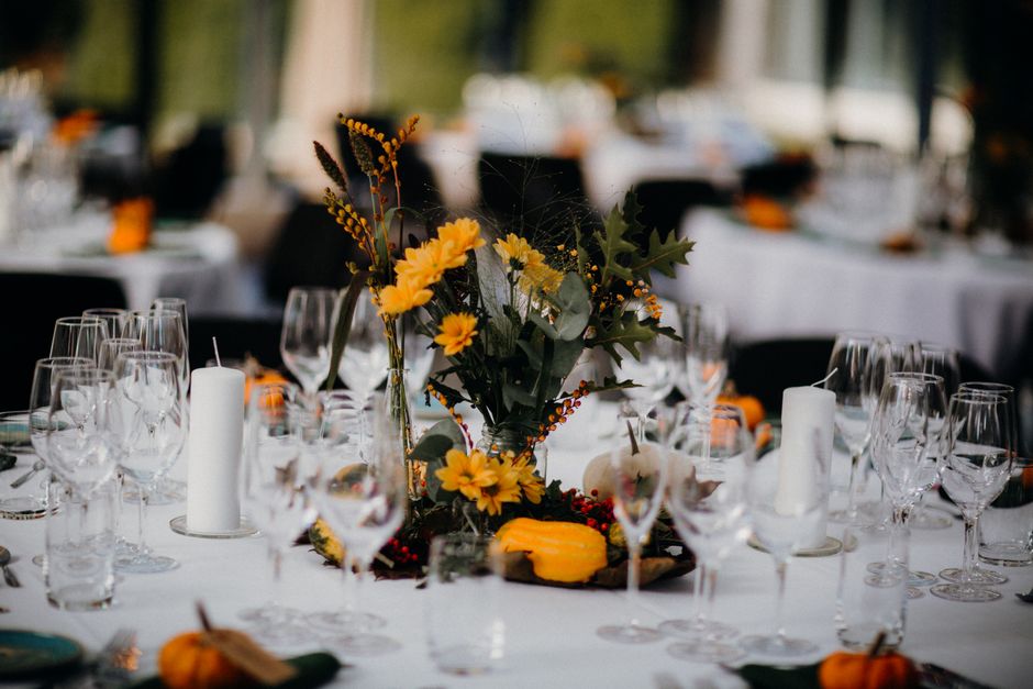 Lichte herfsttafel met felgekleurde accessoires. Lichte herfsttafel met felgekleurde accessoires.