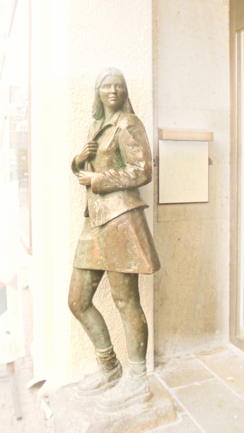 genç kız, heykel içeren Ücretsiz stok fotoğraf