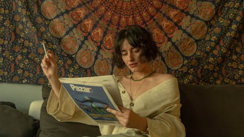Immagine gratuita di divano, donna, leggendo