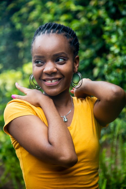 アフリカ人女性, イエロートップ, シルバーネックレスの無料の写真素材