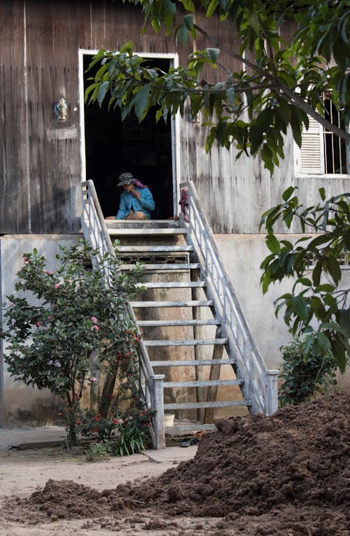 Foto profissional grátis de casa, degraus, pessoa