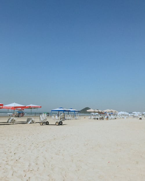 Foto profissional grátis de areia, céu azul, férias