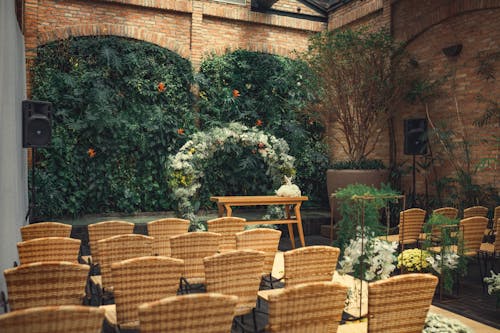 Foto profissional grátis de arranjos de flores, cadeiras, casamento