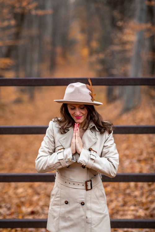 Darmowe zdjęcie z galerii z kapelusz, kobieta, modlenie się