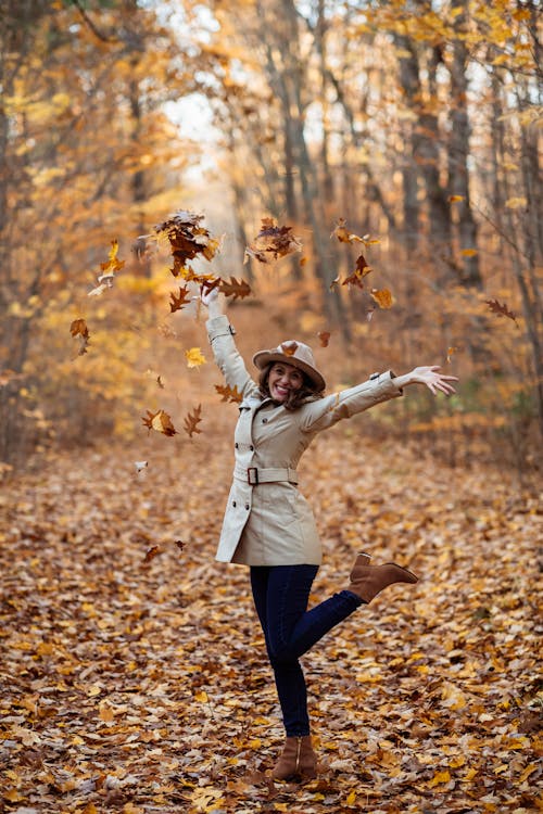 Gratis stockfoto met aantrekkelijk mooi, beige jas, bladeren
