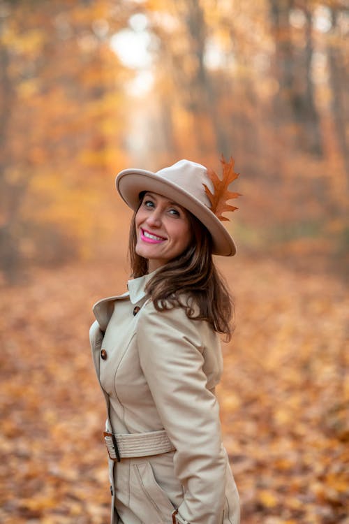 모델, 미소, 베이지 색 모자의 무료 스톡 사진