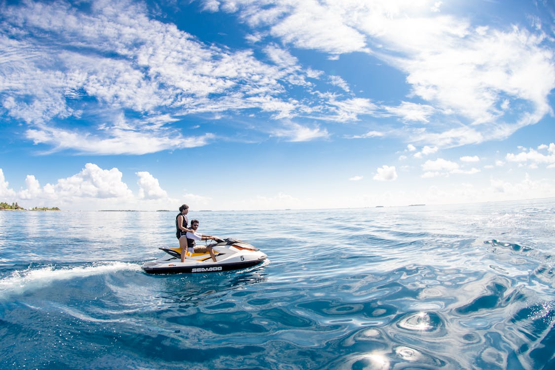 Zwei Leute, Die Auf Jet Ski Fahren