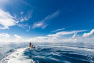 在明亮的蓝色天空下的开阔海洋上进行激动人心的水上摩托艇之旅，非常适合冒险者